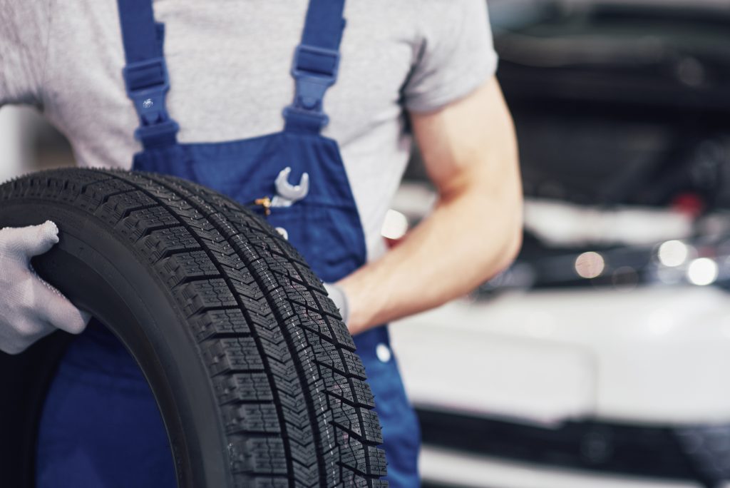 Mechanic holding a tyre